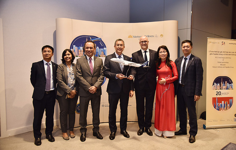 Lãnh đạo Vietnam Airlines và các đối tác Pháp tại lễ kỷ niệm. (Ảnh: Minh Duy)