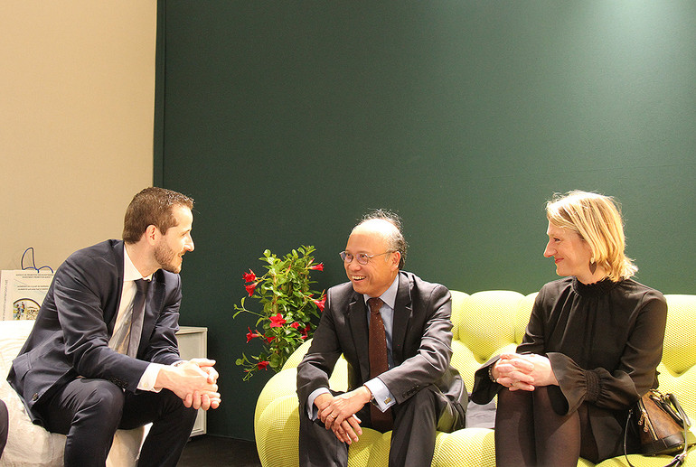 Đại sứ Đinh Toàn Thắng trao đổi với bà Carine Preterre, Tổng Giám đốc Comexposium và ông Steven Abajoli, Giám đốc Hội chợ Paris về việc quảng bá sản phẩm Việt Nam. (Ảnh: Khải Hoàn) Đại sứ Đinh Toàn Thắng trao đổi với bà Carine Preterre, Tổng Giám đốc Comexposium và ông Steven Abajoli, Giám đốc Hội chợ Paris về việc quảng bá sản phẩm Việt Nam. (Ảnh: Khải Hoàn)