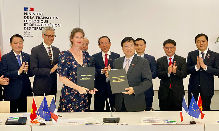 Bí thư Thành ủy Nguyễn Văn Nên chứng kiến lễ ký kết Bản ghi nhớ giữa Sở Quy hoạch kiến trúc Thành phố Hồ Chí Minh và Ban Quy hoạch kiến trúc và xây dựng đô thị Pháp (PUCA), với nhiều mục tiêu, trong đó có việc hỗ trợ Thành phố Hồ Chí Minh chuyển đổi năng lượng và quy hoạch đô thị dài hạn. (Ảnh: Minh Duy)