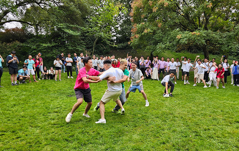 Trại hè là sân chơi hấp dẫn, không gian giao lưu văn hóa, thể thao và khoa học bổ ích cho thanh niên và sinh viên Việt Nam tại châu Âu với sự tham gia của các bạn trẻ quốc tế. (Ảnh: MINH DUY)