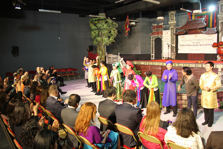 Các nhà ngoại giao của các nước thành viên UNESCO vỗ tay không ngớt để tán thưởng các tiết mục biểu diễn đặc sắc của các nghệ sĩ Việt Nam. (Ảnh: Khải Hoàn)