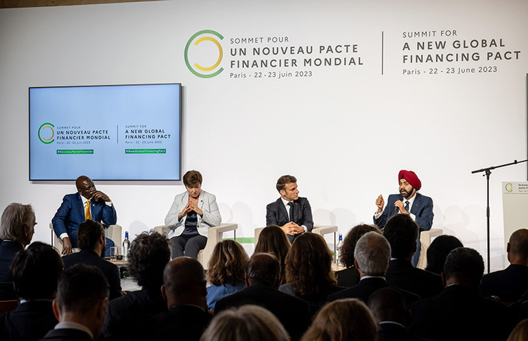 Tổng thống Pháp Emmanuel Macron và Chủ tịch Ngân hàng Thế giới Ajaypal Singh Banga tham dự một phiên thảo luận cấp cao tại hội nghị.