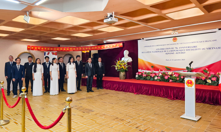 Hợp ca Quê hương hát Quốc ca Việt Nam và Pháp tại Lễ kỷ niệm Quốc khánh 2-9.