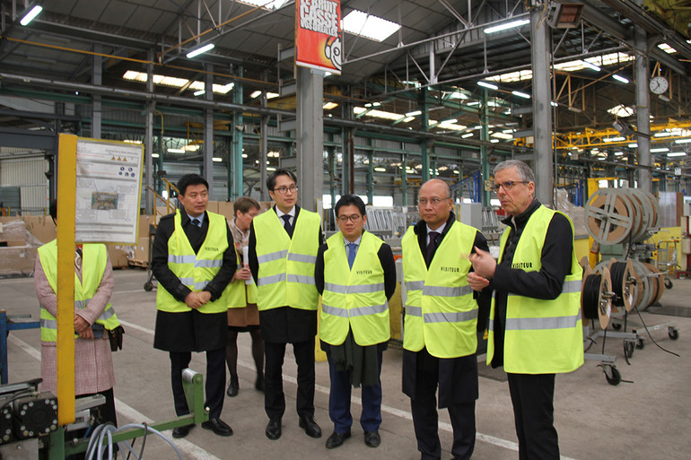 Ông Renaud Josse (phải), Chủ tịch tập đoàn CMF giới thiệu về hoạt động sản xuất của tập đoàn, cho rằng có nhiều tiềm năng hợp tác với Việt Nam trong thời gian tới. (Ảnh: KHẢI HOÀN)