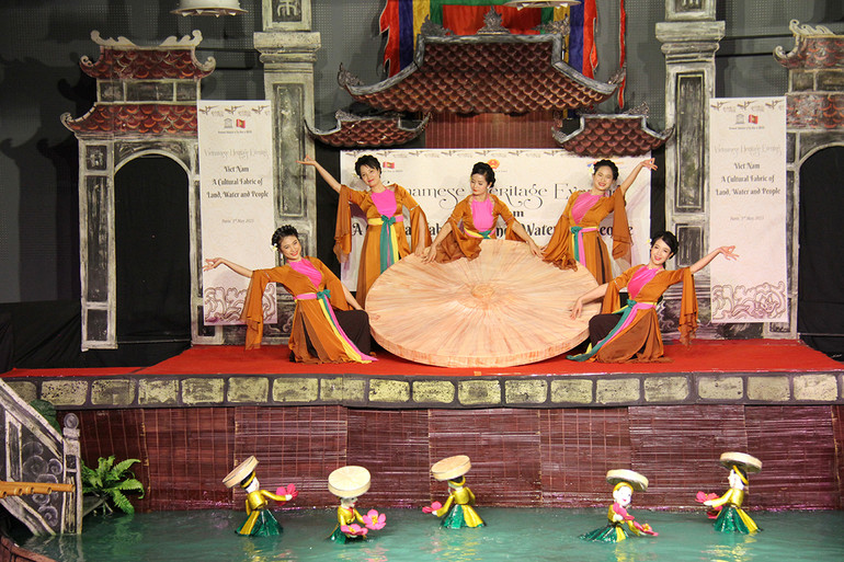 "Múa nón" giới thiệu vẻ đẹp dịu dàng, duyên dáng của phụ nữ Việt Nam trong trang phục truyền thống (áo tứ thân và nón quai thao) ở vùng đồng bằng Bắc Bộ cùng những làn điệu quan họ, được UNESCO công nhận là di sản văn hóa phi vật thể đại diện của nhân loại năm 2009. (Ảnh: Khải Hoàn)