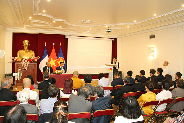 Đại diện Liên hội Y tế Pháp-Việt giới thiệu về các hoạt động trao đổi, thúc đẩy đào tạo nguồn nhân lực trong ngành y cho Việt Nam. (Ảnh: Khải Hoàn)