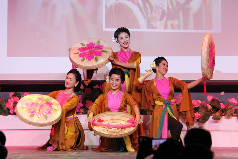 Tiết mục múa nón quai thao cùng tà áo dài thướt tha của các nghệ sĩ từ Việt Nam. (Ảnh: Khải Hoàn).