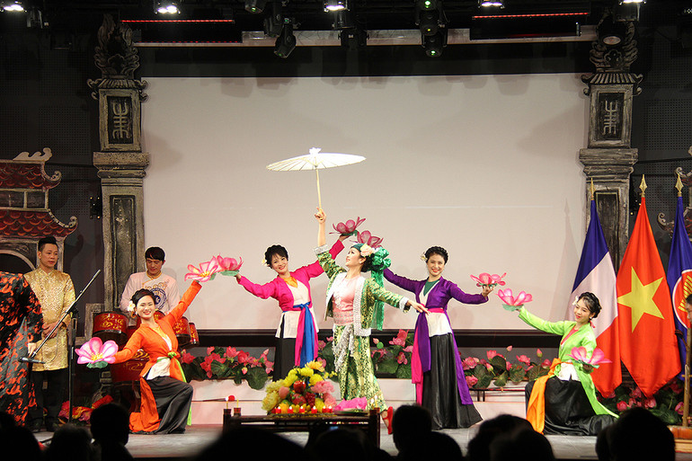 Trình diễn "Cô Đôi Thượng ngàn" để giới thiệu Tín ngưỡng thờ Mẫu của người Việt được UNESCO công nhận là Di sản văn hóa phi vật thể đại diện của nhân loại năm 2016. (Ảnh: Khải Hoàn).