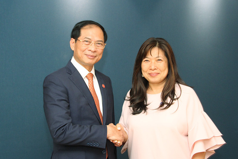 Bộ trưởng Ngoại giao Bùi Thanh Sơn gặp Bộ trưởng Thương mại quốc tế Canada Mary Ng. (Ảnh: KHẢI HOÀN)