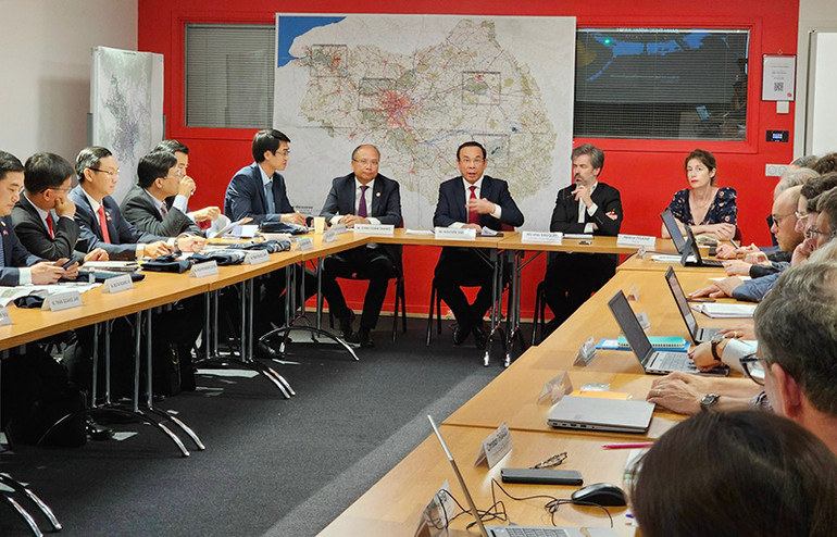 Bí thư Thành ủy Thành phố Hồ Chí Minh Nguyễn Văn Nên trao đổi với lãnh đạo Viện Quy hoạch đô thị Paris. (Ảnh: Minh Duy)