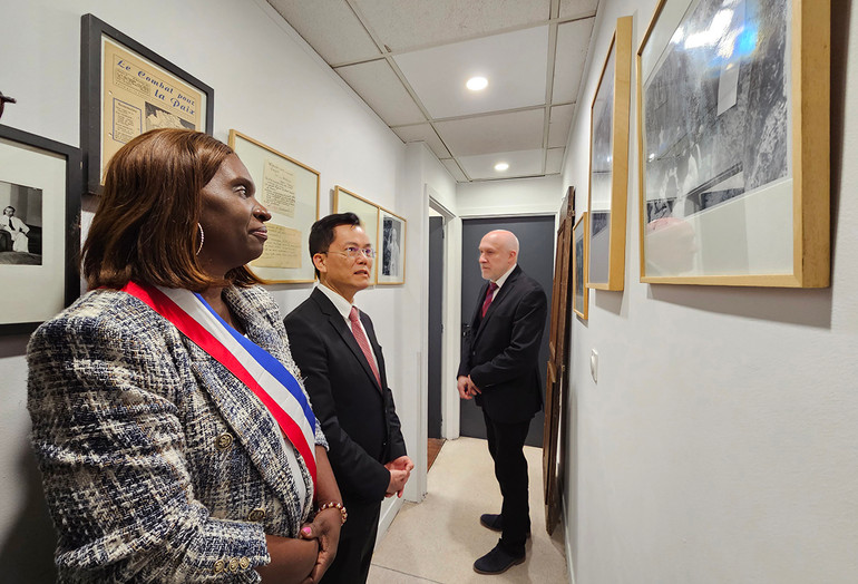 Thứ trưởng Ngoại giao Hà Kim Ngọc và Phó Thị trưởng Djénéba Keita thăm Không gian Hồ Chí Minh trong Bảo tàng Lịch sử sống. (ẢNH: MINH DUY)