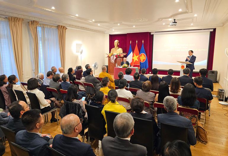 Đại diện các hội, đoàn trong các lĩnh vực văn hóa, kinh tế, khoa học và y tế tham gia cuộc gặp với Bộ trưởng Ngoại giao Bùi Thanh Sơn. (Ảnh: Minh Duy)