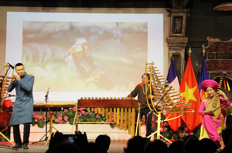 Biểu diễn nhạc cụ dân tộc. (Ảnh: Minh Duy).