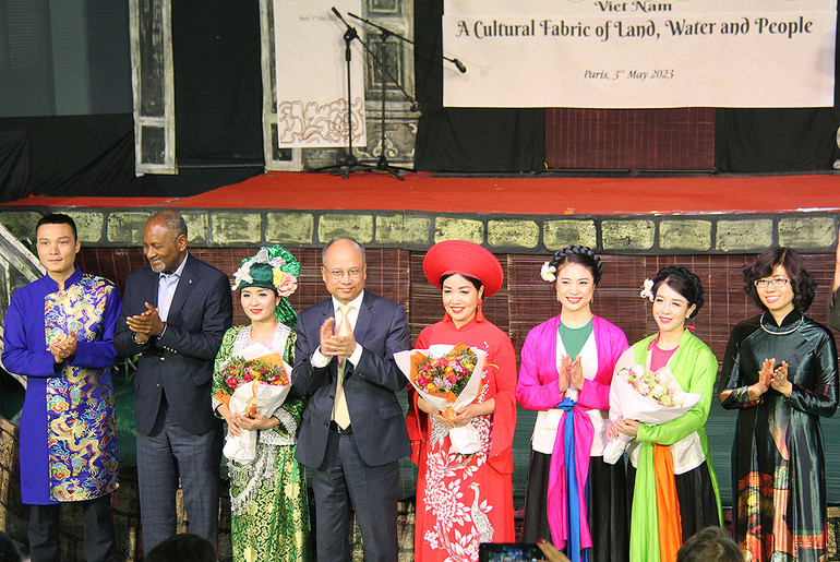 Đại sứ Đinh Toàn Thắng, Đại sứ Lê Thị Hồng Vân và ông Firmin Edouard Matoko, Trợ lý Tổng Giám đốc UNESCO (thứ 2 từ trái) tặng hoa các nghệ sĩ tham gia chương trình nghệ thuật giới thiệu những nét đặc sắc của "đất, nước, và con người Việt Nam." (Ảnh: Khải Hoàn)