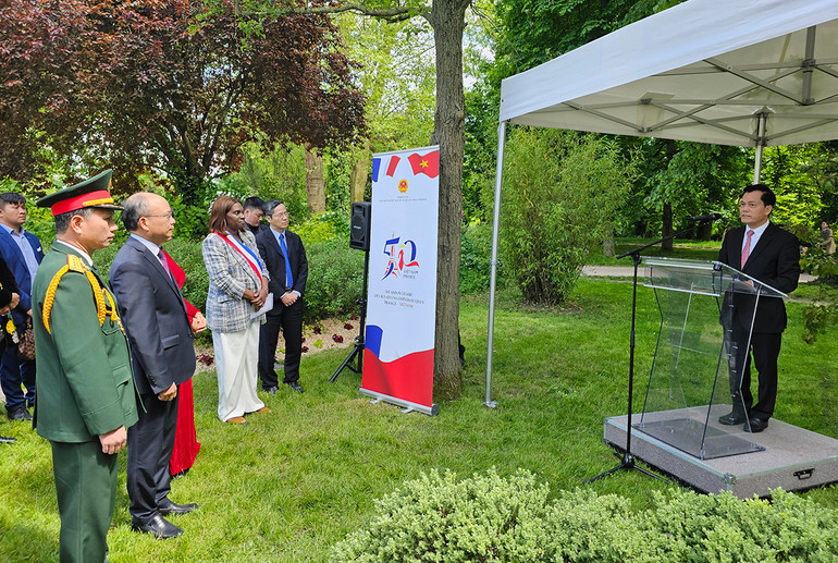 Thứ trưởng Ngoại giao Hà Kim Ngọc cảm ơn chính quyền thành phố và Bảo tàng Lịch sử sống đã luôn quan tâm và gìn giữ, coi Không gian Hồ Chí Minh và bức tượng của Người tại đây như một phần di sản văn hóa của thành phố. (ẢNH: KHẢI HOÀN)