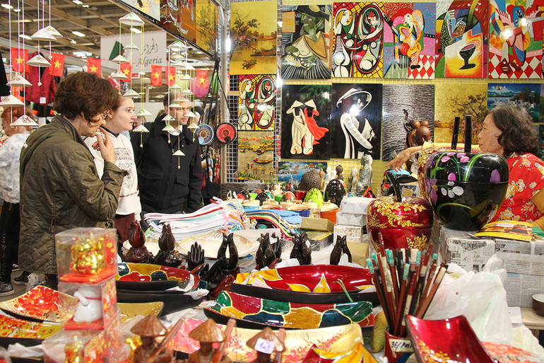 Các sản phẩm sơn mài thu hút nhiều khách hàng Pháp. (Ảnh: Minh Duy) Các sản phẩm sơn mài thu hút nhiều khách hàng Pháp. (Ảnh: Minh Duy)