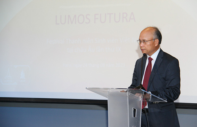 Đại sứ Việt Nam tại Pháp Đinh Toàn Thắng đánh giá cao sự năng động, tinh thần đoàn kết cũng như các hoạt động hướng về Tổ quốc của thanh niên và sinh viên Việt Nam tại châu Âu. (Ảnh: KHẢI HOÀN)