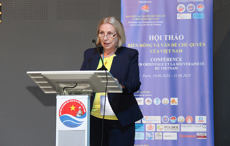 Bà Malgorzata Pietrasiak, Giáo sư Đại học Lodz ở Ba Lan, đánh giá cao chiến lược bảo vệ Tổ quốc của Việt Nam trong tình hình mới. (Ảnh: MINH DUY)