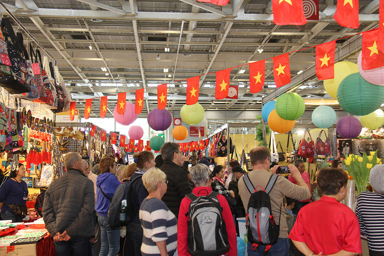 Khu Việt Nam luôn đông khách tới xem các sản phẩm và biểu diễn nghệ thuật. (Ảnh: Khải Hoàn) Khu Việt Nam luôn đông khách tới xem các sản phẩm và biểu diễn nghệ thuật. (Ảnh: Khải Hoàn)