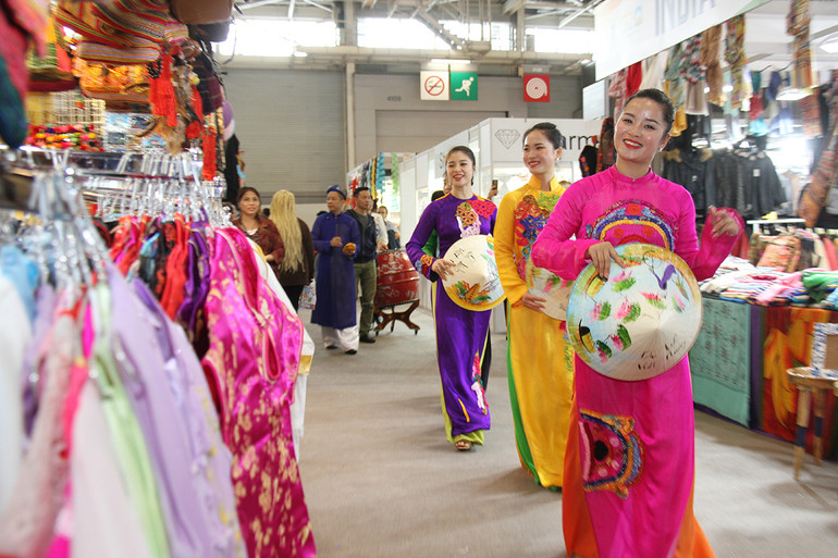 Ban Tổ chức đánh giá cao các hoạt động quảng bá sản phẩm và văn hóa truyền thống của Việt Nam. (Ảnh: Khải Hoàn) Ban Tổ chức đánh giá cao các hoạt động quảng bá sản phẩm và văn hóa truyền thống của Việt Nam. (Ảnh: Khải Hoàn)