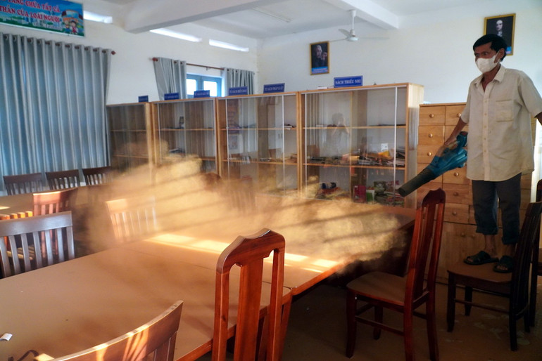 Bụi phủ kín thư viện Trường tiểu học Bình Sơn, cách dự án sân bay Long Thành hơn 1km.