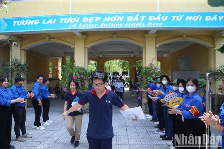 Thí sinh ra về sau khi hoàn thành buổi thi sáng 29/6. (Ảnh: SƠN BÁCH)