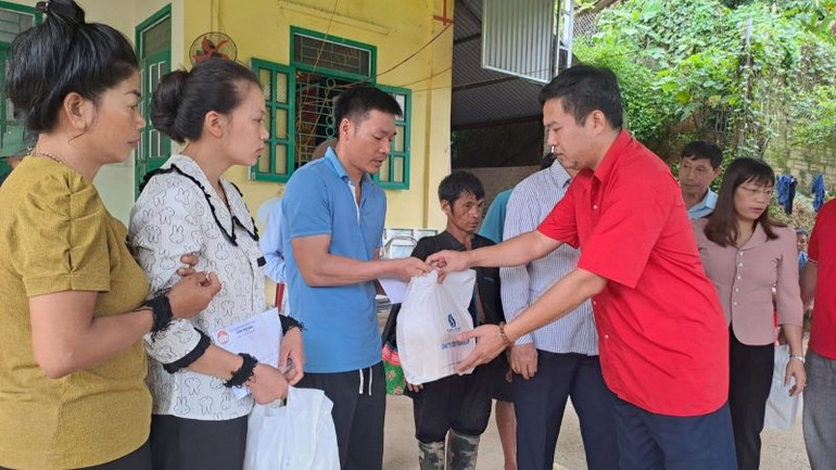 Hội Chữ thập đỏ tỉnh Điện Biên thăm hỏi, động viên các gia đình bị ảnh hưởng bởi mưa lũ.