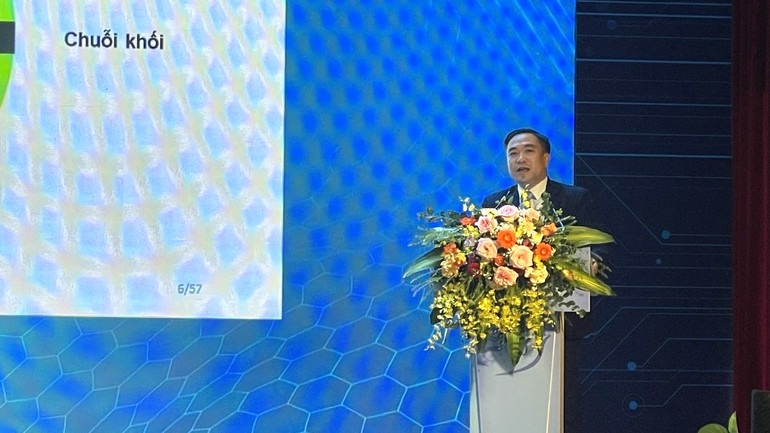 Phó Viện trưởng Phụ trách Viện Công nghệ thông tin Nguyễn Đức Toàn chia sẻ tại hội thảo.