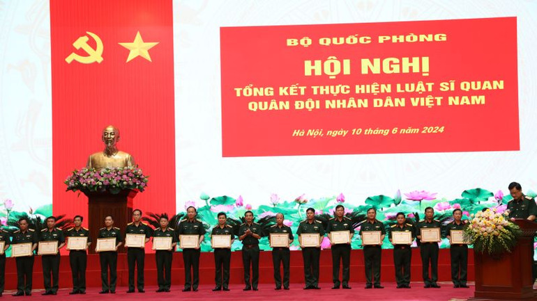 Lãnh đạo Bộ Quốc phòng trao Bằng khen tặng các tập thể, cá nhân có thành tích xuất sắc trong thực hiện Luật Sĩ quan.