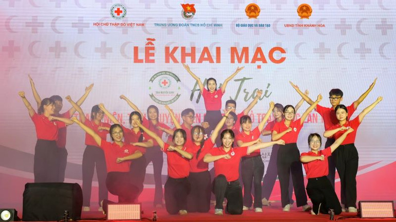 Tiết mục biểu diễn của các thanh niên, tình nguyện viên Chữ thập đỏ. Tiết mục biểu diễn của các thanh niên, tình nguyện viên Chữ thập đỏ.