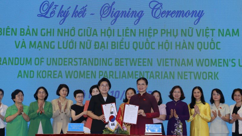Hội Liên hiệp Phụ nữ Việt Nam và Mạng lưới Nữ đại biểu Quốc hội Hàn Quốc ký kết Biên bản ghi nhớ.