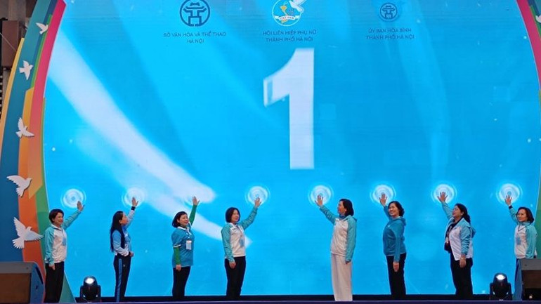 Các đại biểu thực hiện nghi lễ bấm nút khai mạc Giải đi bộ.