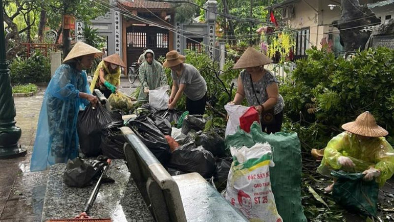 Phụ nữ quận Tây Hồ tích cực tham gia dọn dẹp, vệ sinh môi trường.