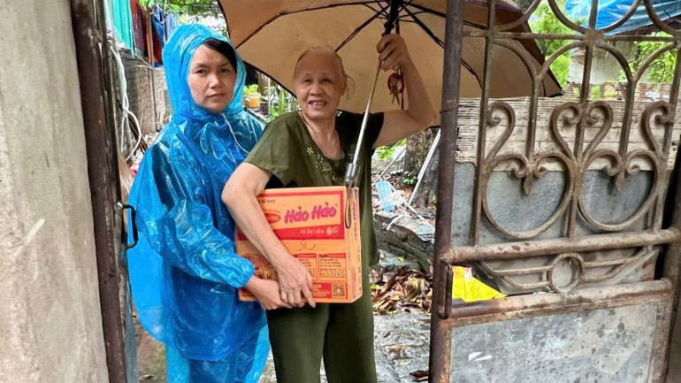 Phụ nữ tại các quận, huyện thăm hỏi, động viên người dân, phát huy tinh thần "tương thân, tương ái".