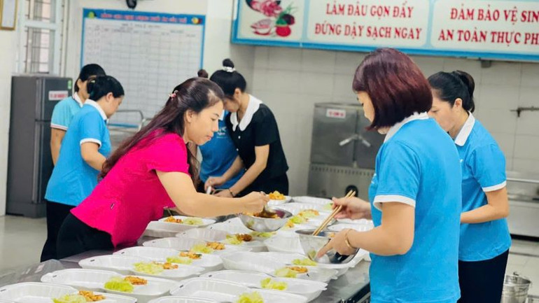 Hội Liên hiệp Phụ nữ xã Đông Dư (huyện Gia Lâm) nấu cơm phục vụ lực lượng trực bão lũ.