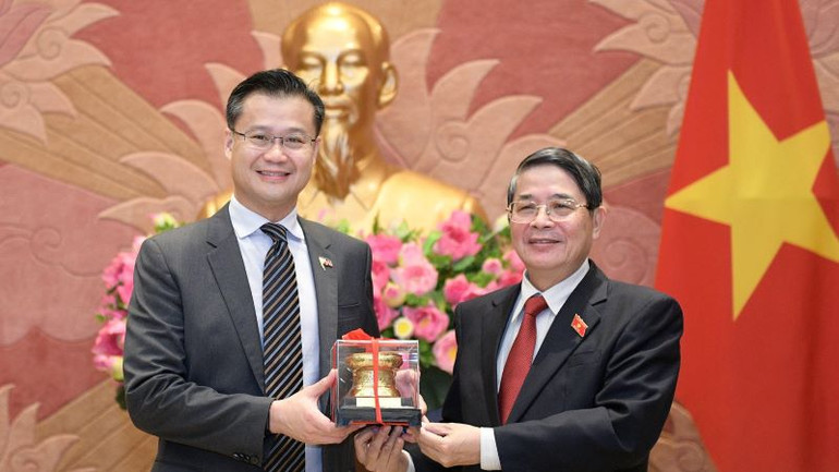 Phó Chủ tịch Quốc hội Nguyễn Đức Hải trao quà lưu niệm tặng ông Sherwin T. Gatchalian. Phó Chủ tịch Quốc hội Nguyễn Đức Hải trao quà lưu niệm tặng ông Sherwin T. Gatchalian.