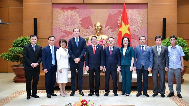 Các đại biểu chụp ảnh lưu niệm.