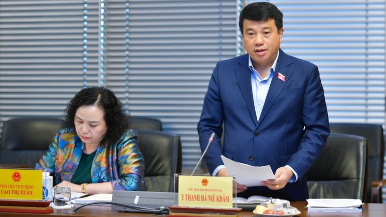 Chủ tịch Hội đồng Dân tộc Y Thanh Hà Niê K'đăm trình bày báo cáo. (Ảnh: Duy Linh)