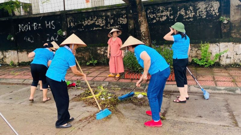 Hội viên phụ nữ cùng nhau làm sạch các tuyến đường sau cơn bão.
