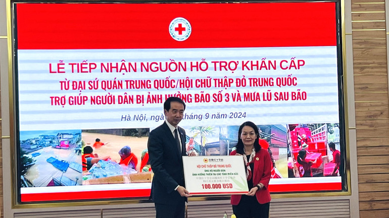 Đại sứ Đặc mệnh toàn quyền nước Cộng hòa nhân dân Trung Hoa tại Việt Nam Hà Vĩ trao tượng trưng số tiền ủng hộ người dân bị ảnh hưởng bởi thiên tai.