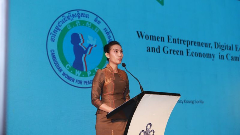 Bà Koung Sorita, Quốc vụ khanh Bộ các Vấn đề về Phụ nữ Campuchia trao đổi tại diễn đàn.