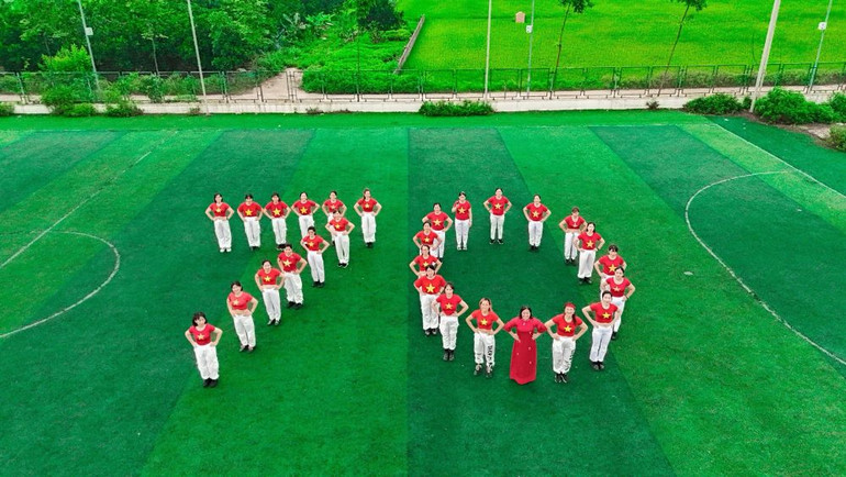 Các hội viên, phụ nữ tham gia trình diễn dân vũ nhân dịp kỷ niệm 70 năm Chiến thắng Điện Biên Phủ.