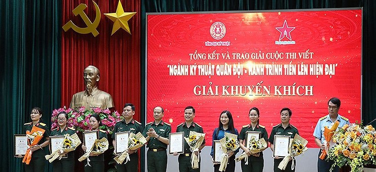 Trao giải tặng các tác giả xuất sắc tham gia cuộc thi.