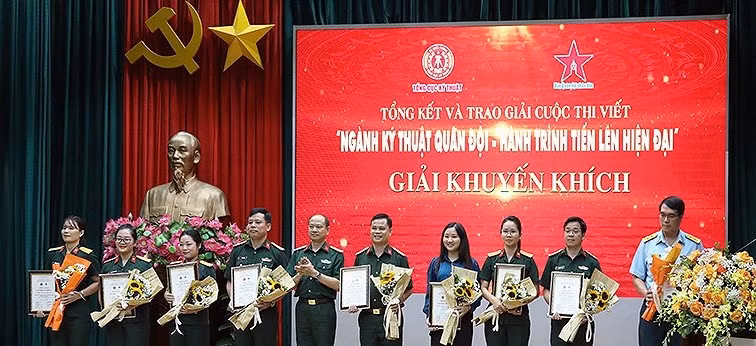 Trao giải tặng các tác giả xuất sắc tham gia cuộc thi.