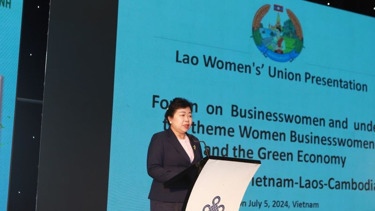 Chủ tịch Hội Liên hiệp Phụ nữ Lào Ali Vungnobountham trao đổi tại diễn đàn.
