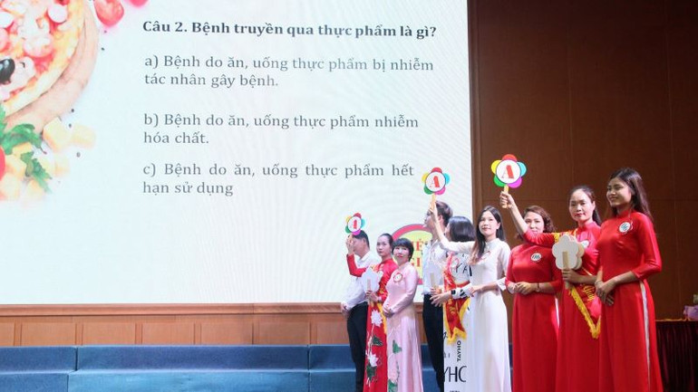 Các đội thi tham gia phần thi kiến thức.