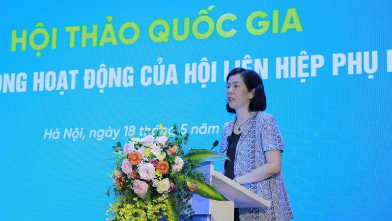 Phó Chủ tịch Hội Liên hiệp Phụ nữ Việt Nam Nguyễn Thị Minh Hương trình bày đề dẫn.