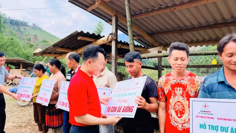 Hỗ trợ sinh kế cho người dân có hoàn cảnh khó khăn tại Tuyên Quang. Hỗ trợ sinh kế cho người dân có hoàn cảnh khó khăn tại Tuyên Quang.