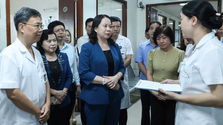 Phó Chủ tịch nước nghe báo cáo về tình hình các bệnh nhi tại Khoa Bệnh máu trẻ em.
