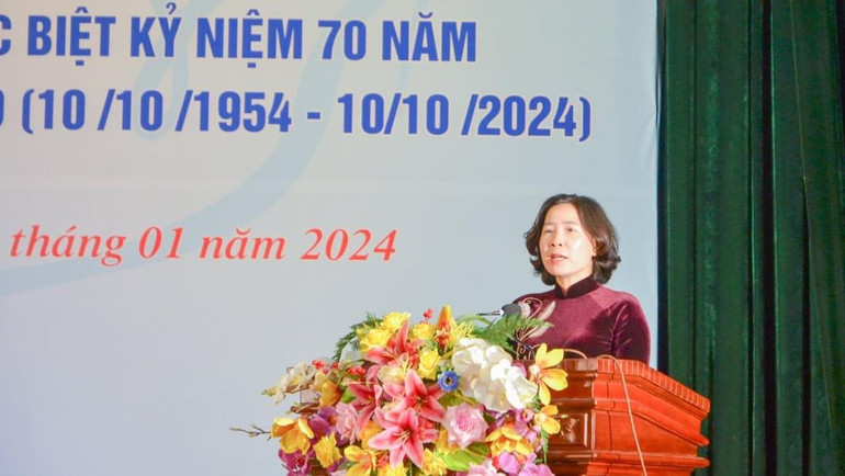 Chủ tịch Hội Liên hiệp phụ nữ thành phố Hà Nội Lê Kim Anh phát động thi đua.